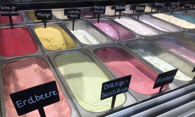 Eistheke im Eishaus Zeuthen mit vielen Sorten