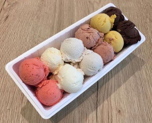 Eissorten in der Theke